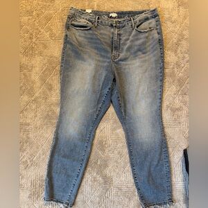 Good American Lightwash Good Legs Destroyed Hem